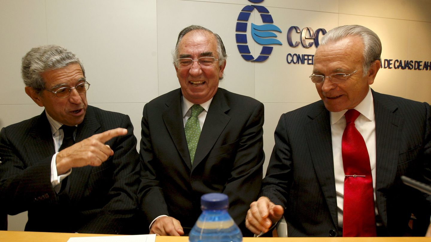 Isidre Fainé (d), presidente de la Fundación la Caixa; Amado Franco (c), presidente de la Fundación Ibercaja; y Braulio Medel, expresidente de la Fundación Unicaja. (EFE)