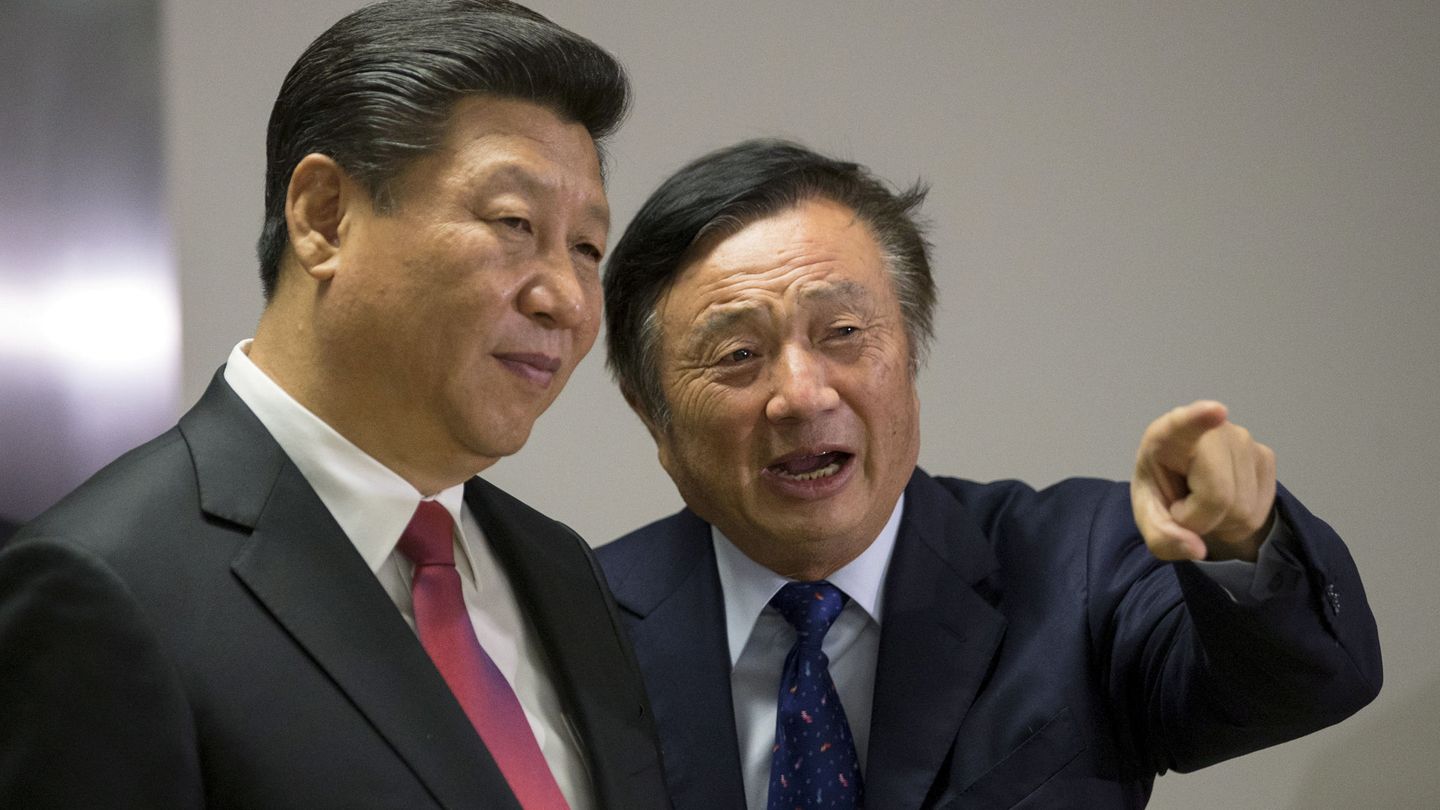 El presidente Chino, Xi Jinping, junto al presidente y fundador de Huawei, Ren Zhengfei. (Reuters)