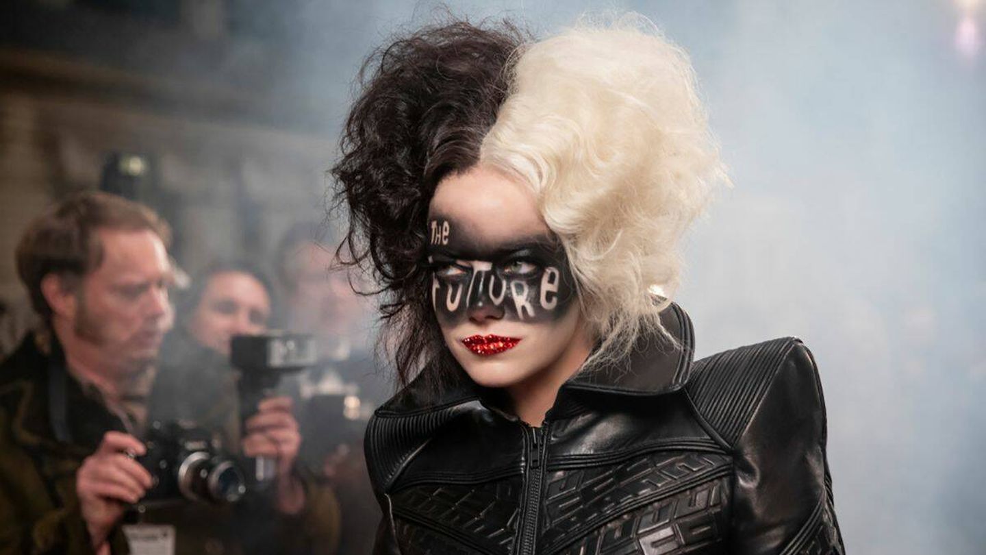 Emma Stone, con el potente maquillaje de Cruella de Vil. (Disney)
