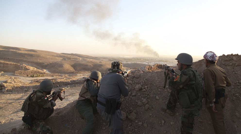 'Peshmergas' kurdos observan columnas de humo cerca de Makhmur. (Azad Lashkari/Reuters)