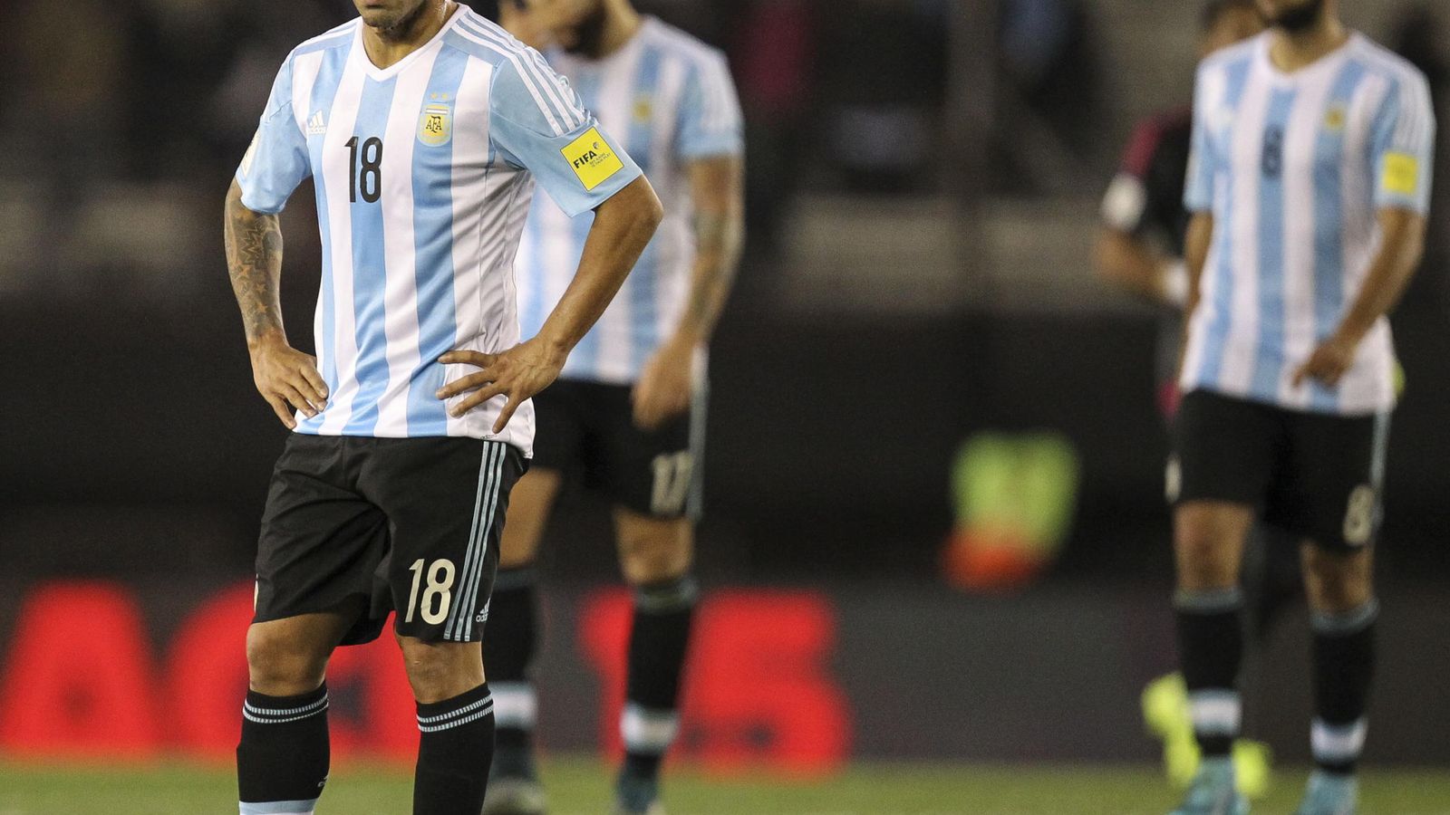 Foto: Los jugadores de Argentina, con Tévez a la cabeza, se lamentan tras el segundo gol de Ecuador (Efe).