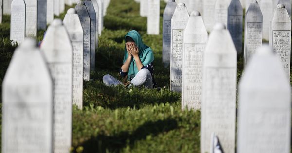 Foto: Una mujer llora en el Memorial Center Potocari, cerca de Srebrenica. (Reuters)