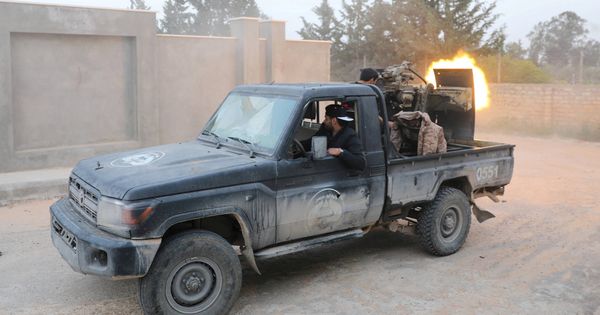 Foto: Combatientes del Gobierno reconocido por la ONU durante combates en Trípoli. (Reuters)