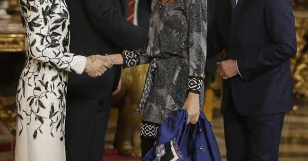 Foto: Los Reyes de España y Sandra Ibarra durante la recepción de 2016. (Gtres)