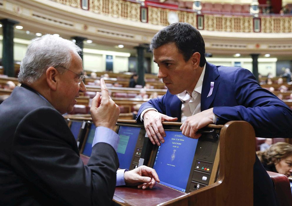 Foto: El líder del PSOE, Pedro Sánchez (d), conversa con el diputado socialista Alfonso Guerra en el pleno del Congreso. (EFE)