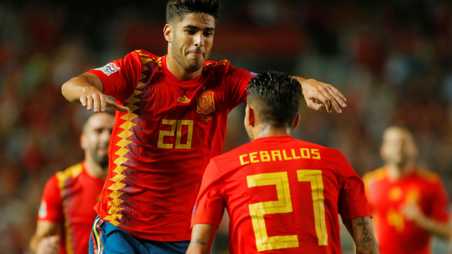 Los madridistas Ceballos y Asensio celebran uno de los dos goles del balear. (Reuters)