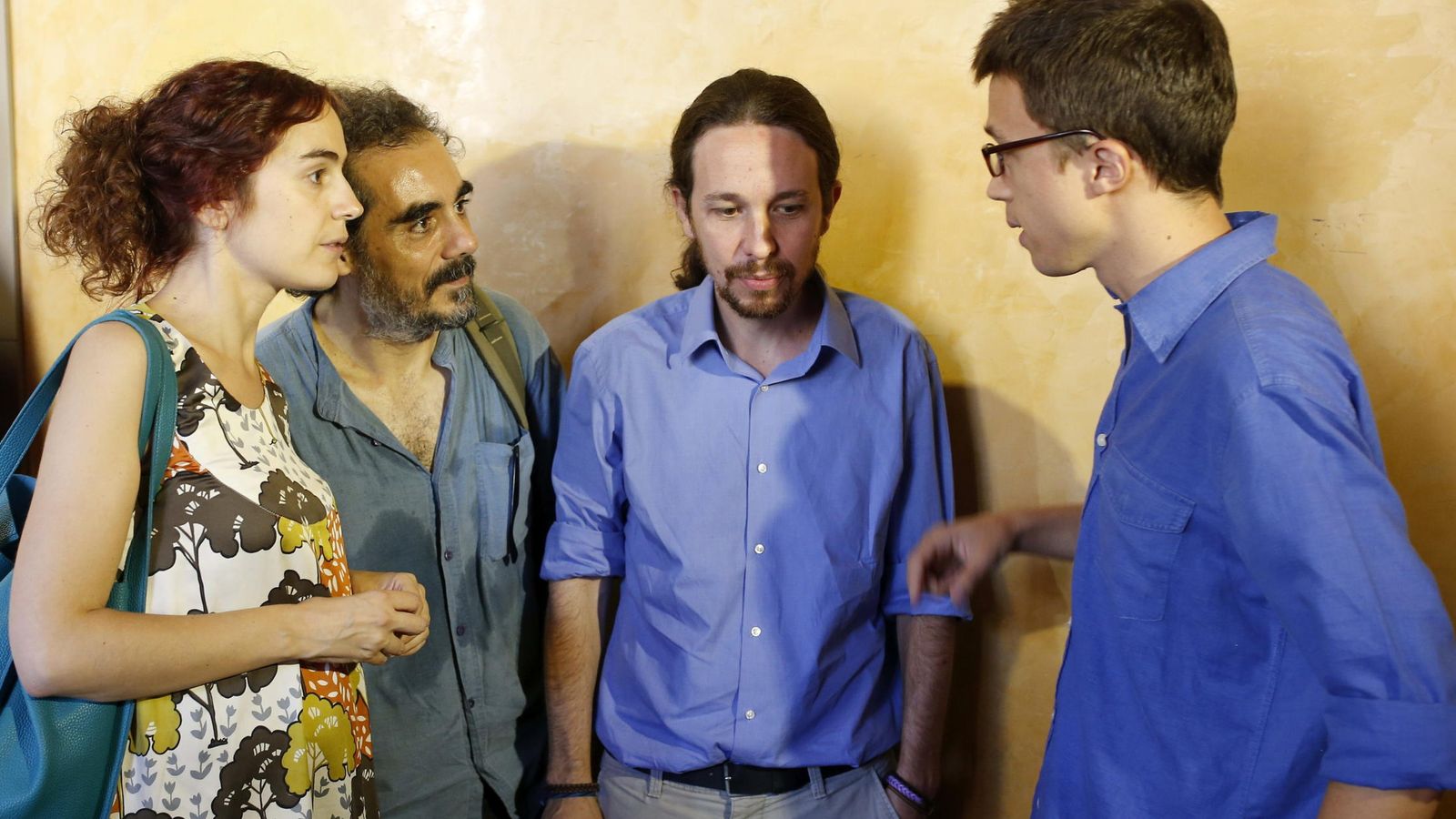 Foto: Pablo Iglesias, junto a Íñigo Errejón, la secretaria general de Podem Gemma Ubasart y Raimundo Viejo. (EFE)