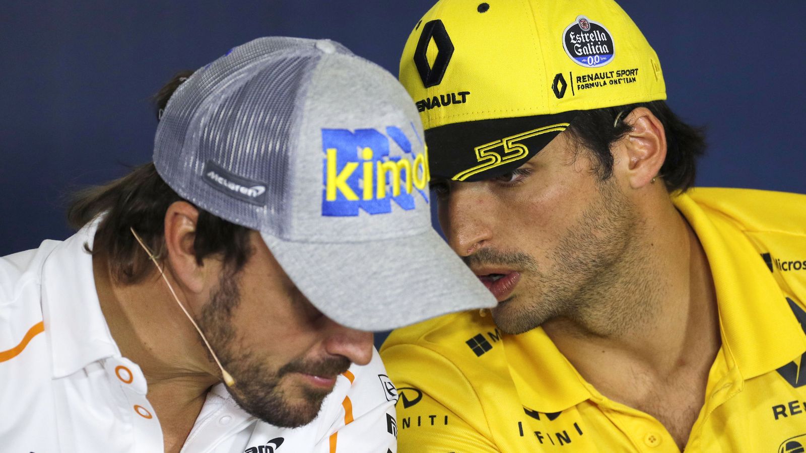 Foto: Sainz charla con Alonso en la rueda de prensa del GP de España. (EFE)