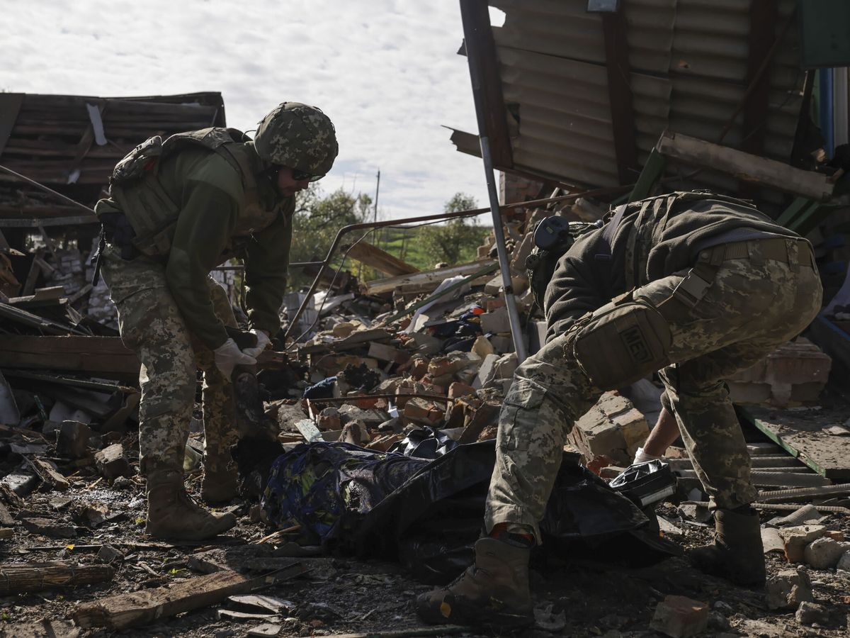 Foto: Tropas ucranianas buscan a supervivientes de un bombardeo. (EFE)