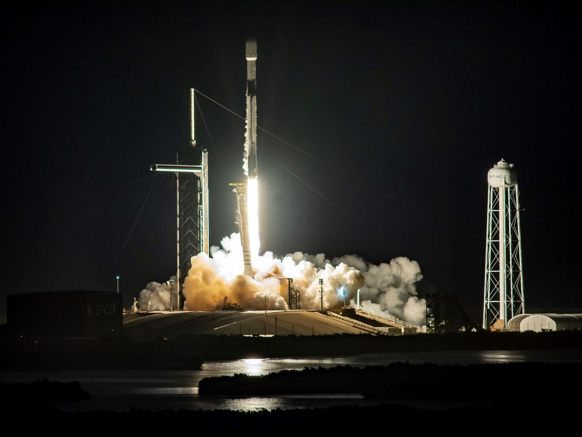 Foto: Musk ha lanzado torres de telecomunicaciones al espacio: así quiere acabar con las zonas sin cobertura (EFE/SpaceX)
