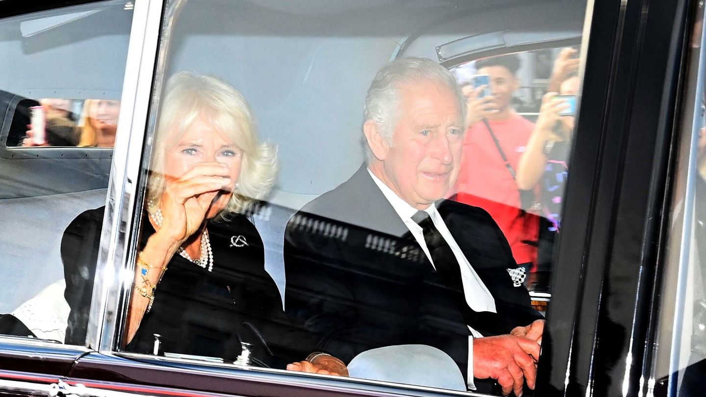 El rey británico Carlos III (R) y la reina consorte Camila, salen del Palacio de Buckingham en Londres. (EFE/EPA/Neil Hall) 