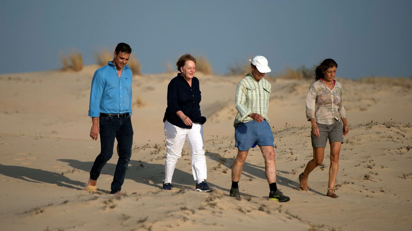 Pedro Sánchez y su mujer, Begoña Gómez, con Angela Merkel y su esposo, Joachim Sauer, el pasado 11 de agosto paseando por Doñana. (Reuters)