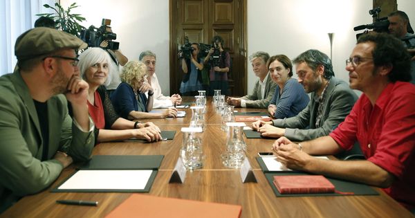 Foto: Los alcaldes de Santiago, Badalona, Madrid, Pamplona, Zaragoza, Barcelona, A Coruña y Cádiz. (EFE)