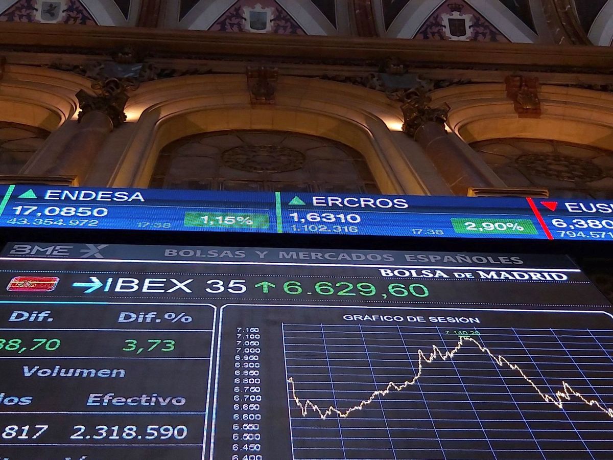 Foto: Pantallas de la Bolsa de Madrid que reflejan la gráfica de caída del Ibex. (EFE)