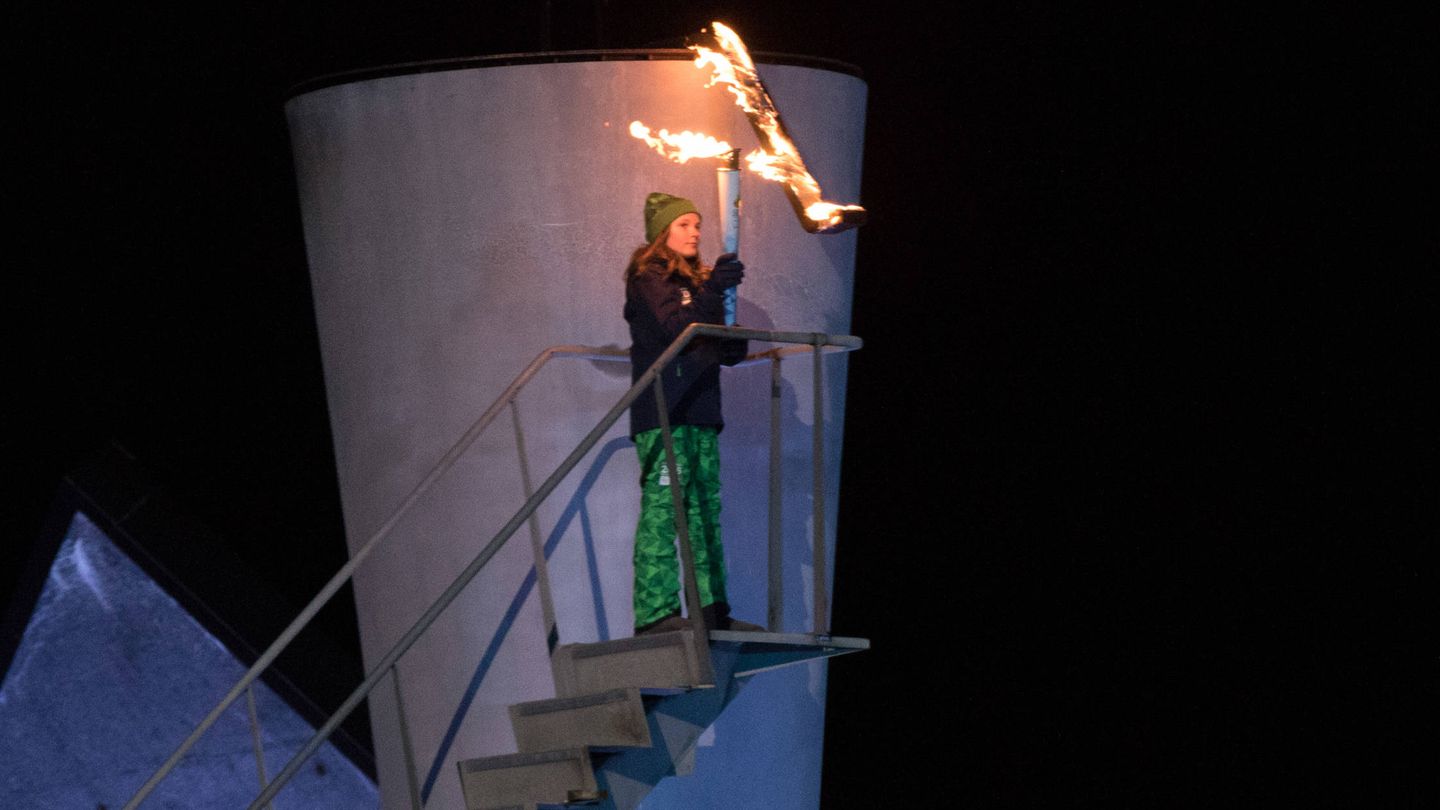 La joven, encendiendo el pebetero de los Juegos Olímpicos de la Juventud. (Getty)