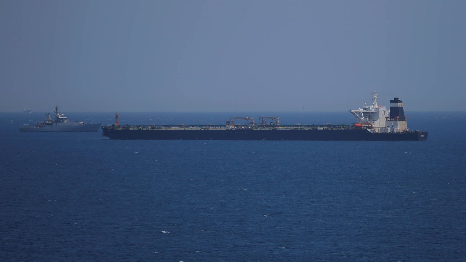 Foto: Petrolero británico en aguas iraníes. (Reuters)