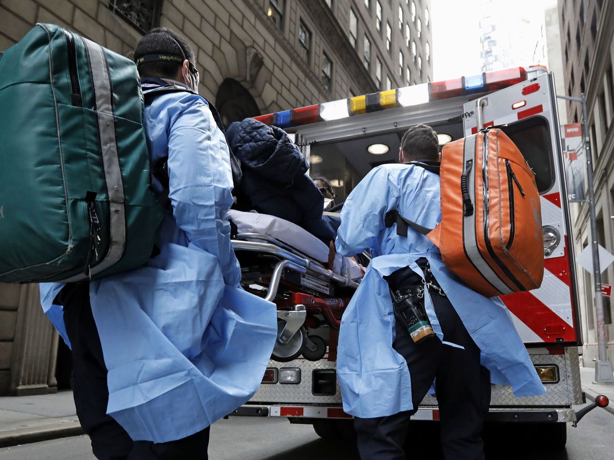 Foto: Paramédicos trasladan a un paciente afectado por coronavirus en Nueva York. (EFE)
