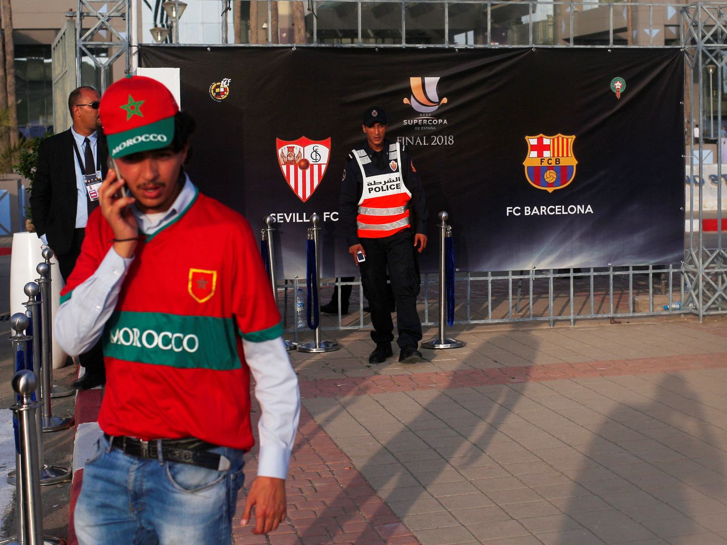 Un aficionado habla por teléfono frente al Gran Estadio de Tánger el pasado 12 de agosto, horas antes de la final de la Supercopa celebrada allí. (Reuters)