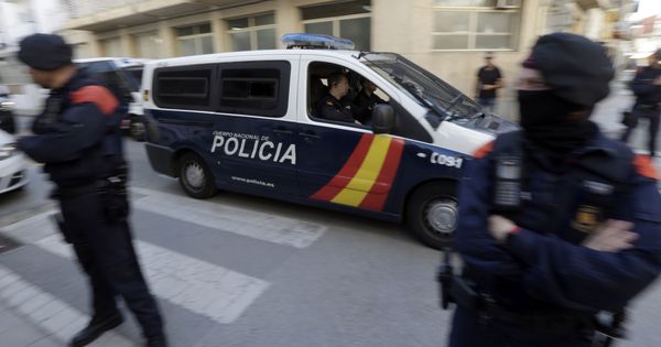 Foto: Una furgoneta de la Policia Nacional sale del hotel Mont-Palau de Pineda (Barcelona). (EFE)