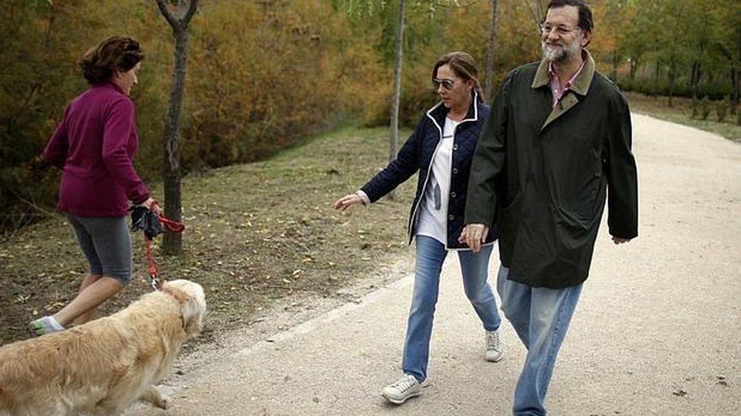 Rajoy y su mujer paseando por Aravaca. (EFE)
