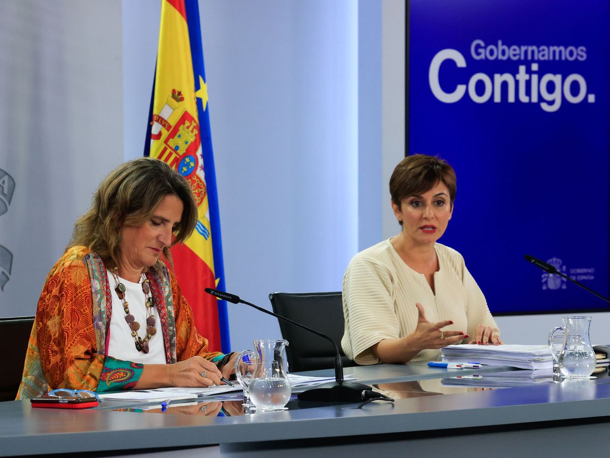 Foto: Isabel Rodríguez (d) y Teresa Ribera, durante la rueda de prensa tras la reunión del Consejo de Ministros. (EFE/Zipi)