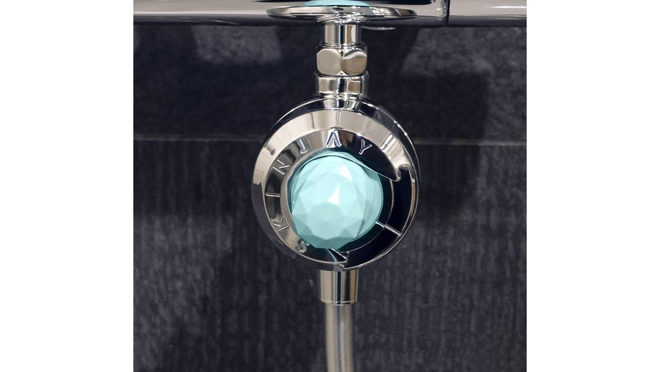Foto: El módulo, basado en la tecnología de la micronebulización, se instala en menos de un minuto, en cualquier ducha, entre el grifo y el flexible de la ducha. 