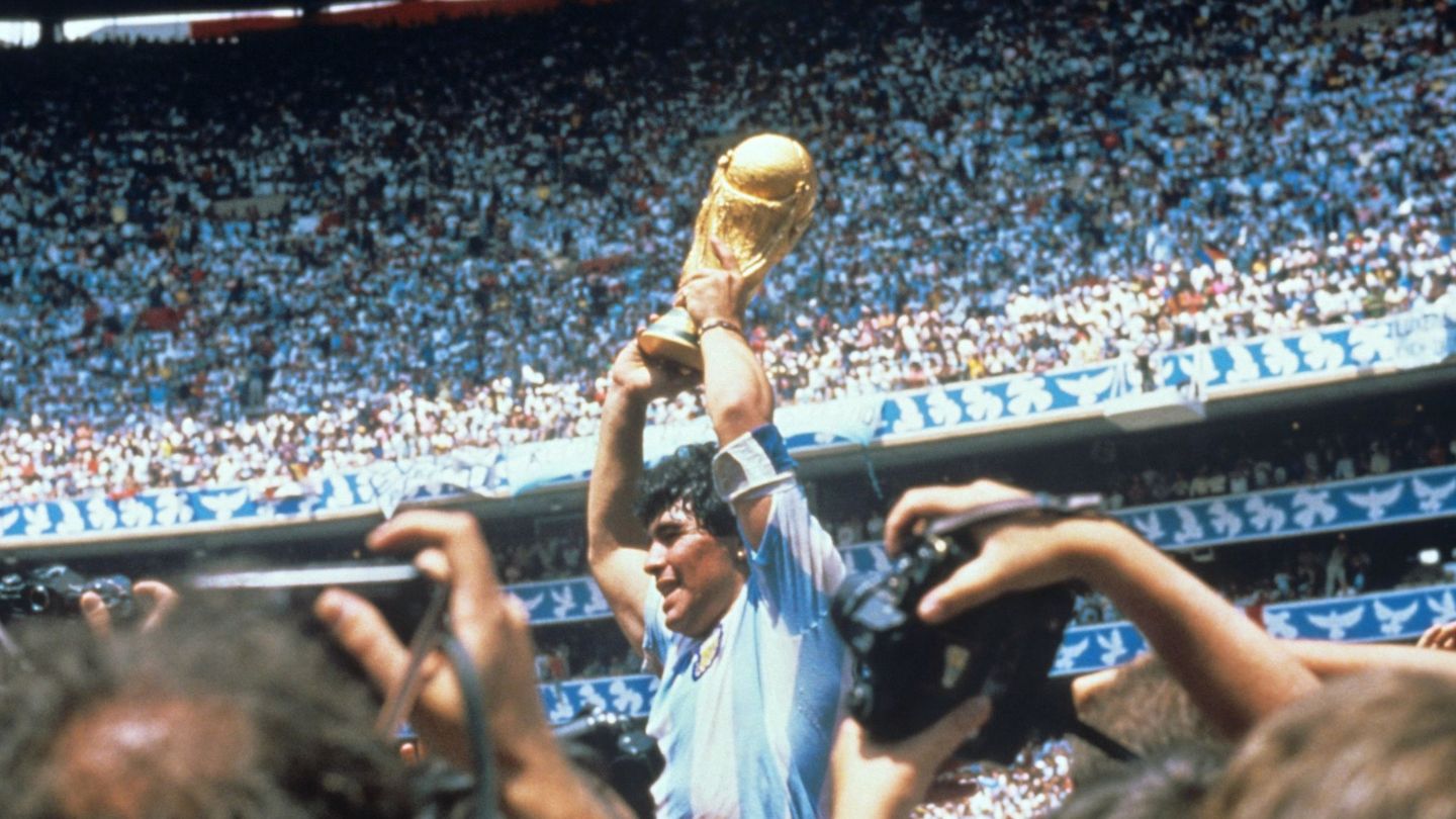 Maradona, tras ganar el Mundial en 1986 (EFE)