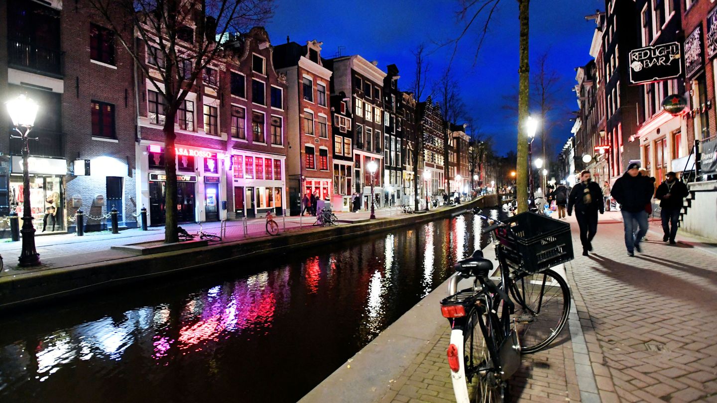 Una calle en Amsterdam, donde se han decidido cerrar algunos negocios por el coronavirus. (Reuters)
