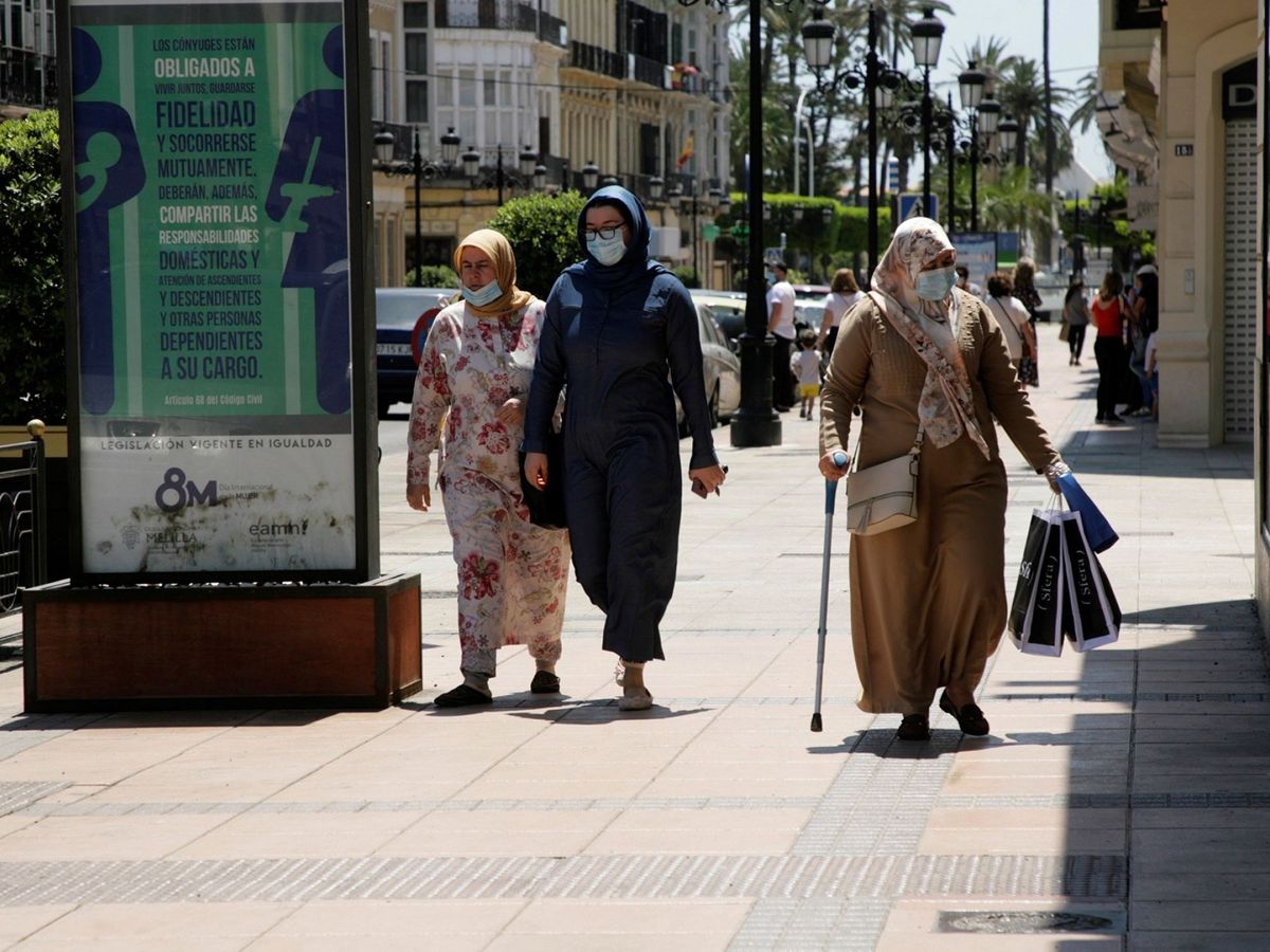Foto: Mujeres paseando por la ciudad de Melilla (EFE) 