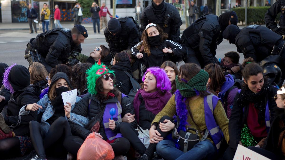 Cortes de tráfico por la huelga feminista del 8M complican la movilidad en Barcelona