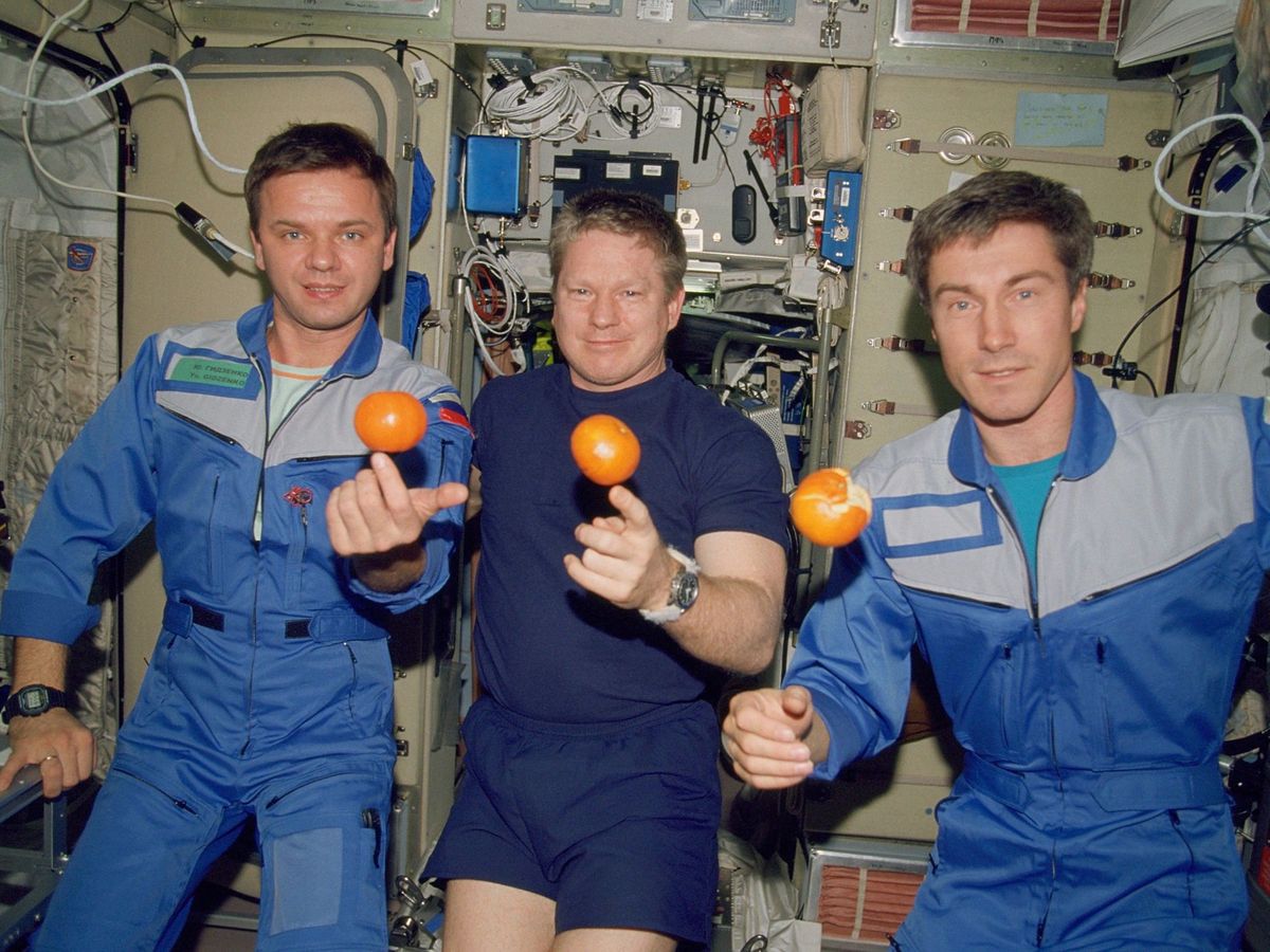 Foto: Los cosmonautas rusos Serguéi Krikaliov y Yuri Guidzenko flanqueando al astronauta americano William Shepherd. (Roscosmos)