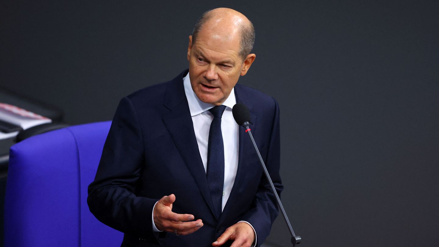 German Chancellor Olaf Scholz addresses the lower house of parliament Bundestag in Berlin, Germany January 25, 2023. REUTERS Fabrizio Bensch