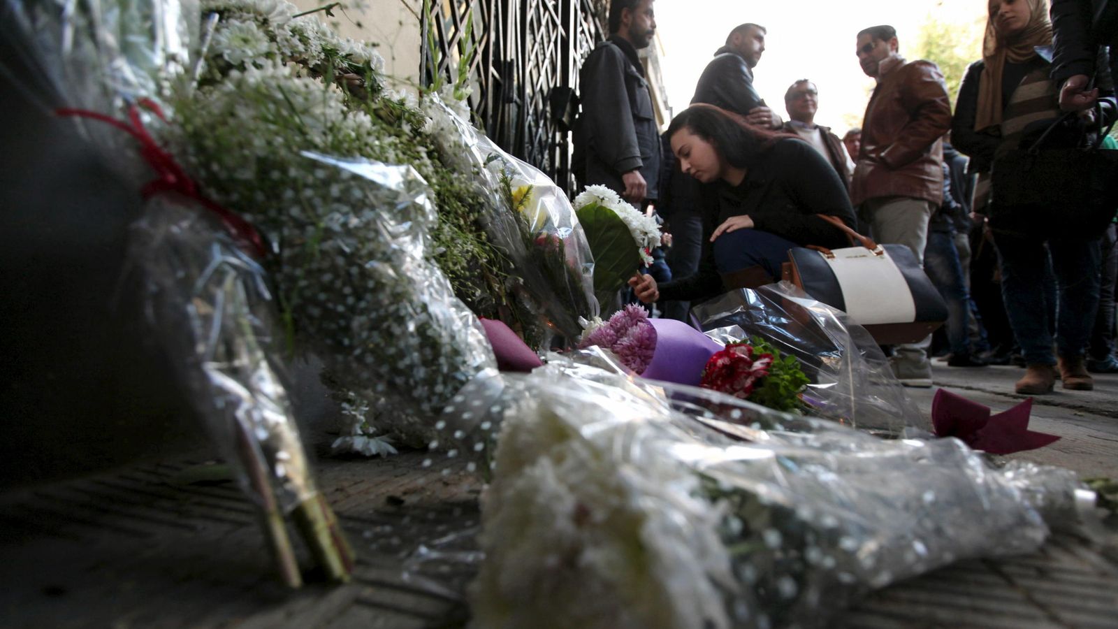 Foto: Homenaje al joven italiano asesinado Giulio Regeni ante la Embajada de Italia en El Cairo, el 6 de febrero de 2016 (Reuters).