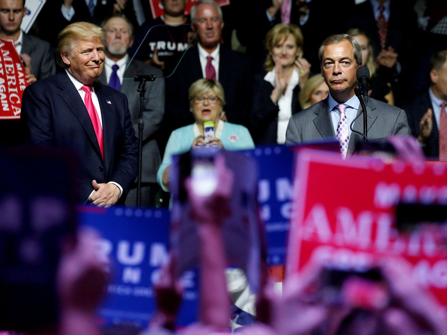 Donald Trump observa a Nigel Farage durante su intervención en una acto de campaña en Jackson, EEUU. (Reuters)