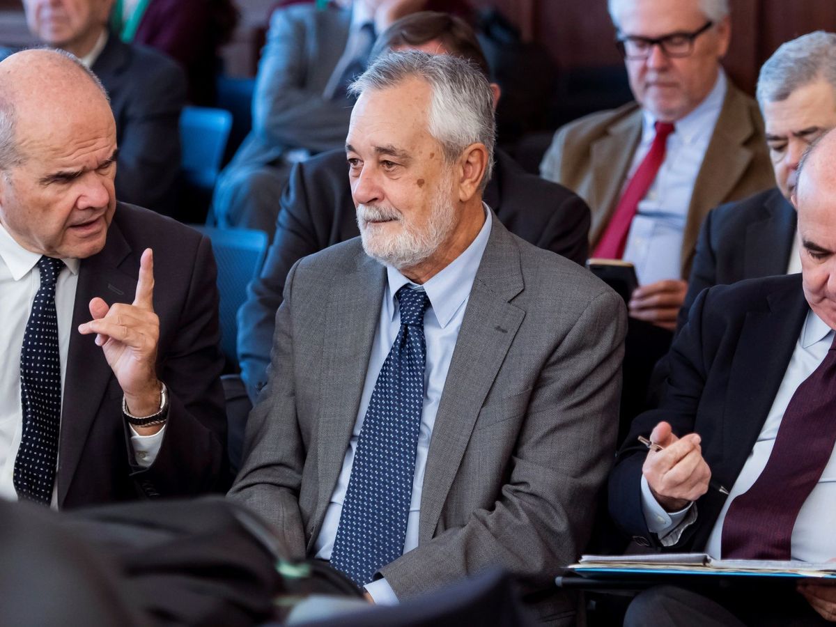 Foto: José Antonio Griñán, entre Manuel Chaves y Gaspar Zarrías, durante el juicio de los ERE. (EFE/Raúl Caro)