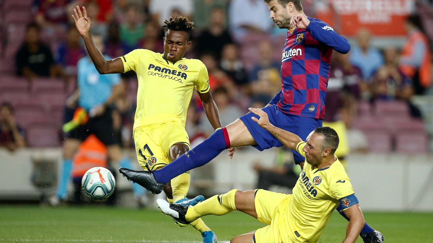 Piqué disputa un balón a Cazorla en el partido contra el Villarreal. (Efe)