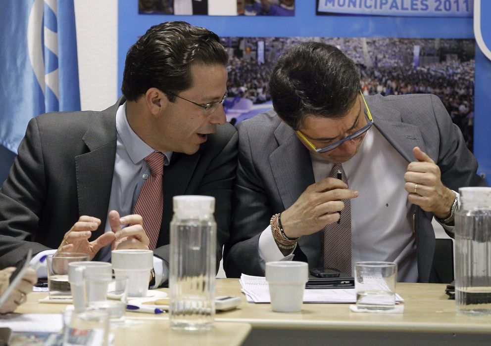 Foto: El exconsejero de Sanidad, Javier Fernández-Lasquetty, con el presidente de la Comunidad, Ignacio González. (EFE)
