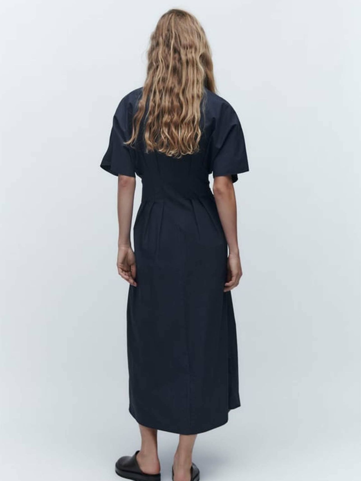 El vestido de Zara con efecto vientre plano (y cintura estrecha) es ideal para todo. (Cortesía)