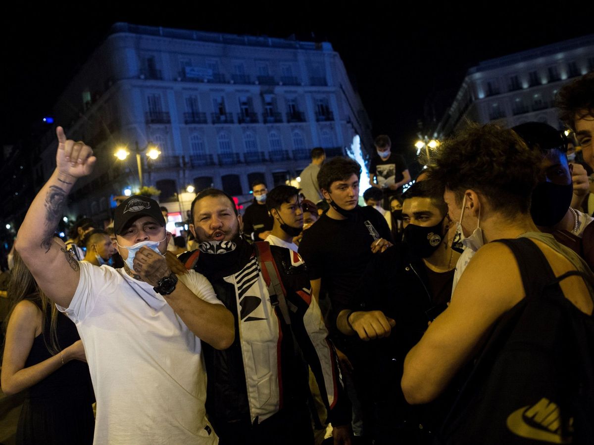 Foto: Ambiente en la Puerta del Sol de Madrid tras el fin del estado de alarma. (EFE)