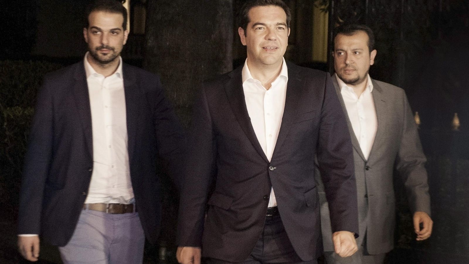 Foto: Tsipras, ayer noche tras visitar al presidente de Grecia, Prokopis Pavlopoulos. (EFE)