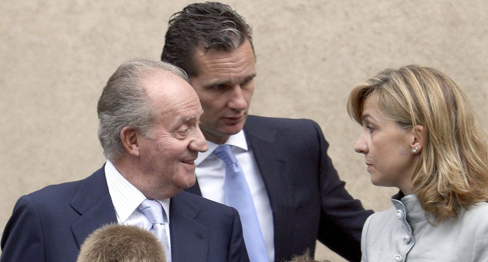 El Rey Juan Carlos (d) junto a la Infanta e Iñaki Urdangarin. (EFE)