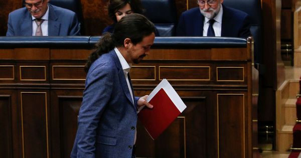 Foto: Pablo Iglesias pasa por delante del jefe del Ejecutivo, Mariano Rajoy, para subir a la tribuna del Congreso durante la moción de censura. (Reuters)