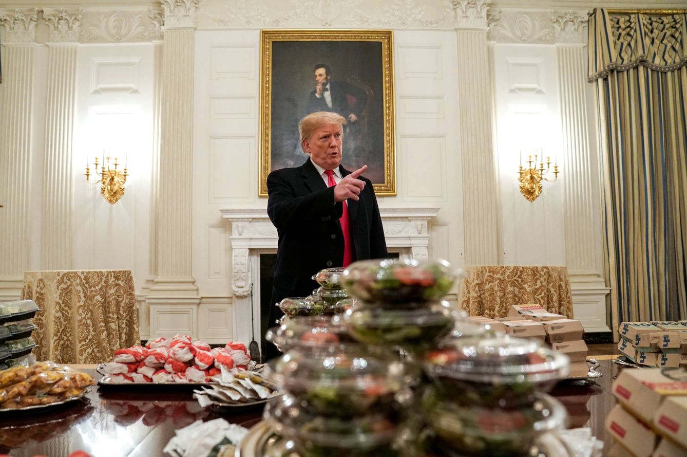 Donald Trump frente a comida rápida para el College Football Playoff National Champion Clemson Tigers durante el cierre parcial del Gobierno, en la Casa Blanca. (Reuters) 