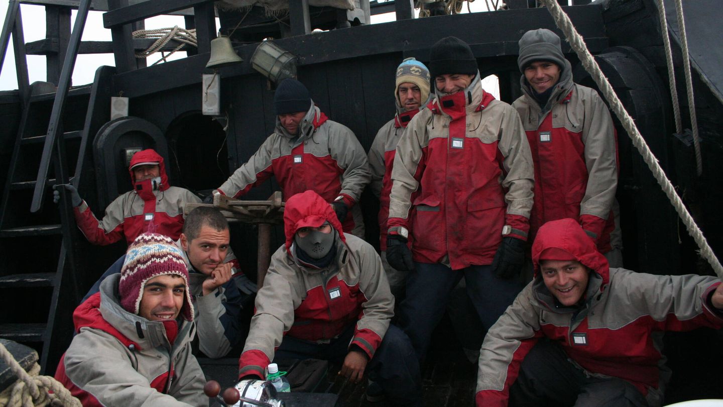Parte de la tripulación que en 2004 emprendió la vuelta al mundo a bordo de la réplica de la Nao Victoria. (Cedida)