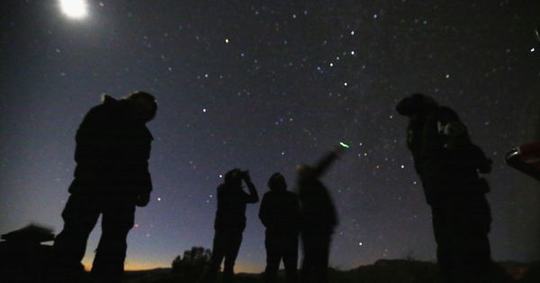 Foto: Un grupo de personas busca ovnis en el desierto de Arizona. (Reuters).