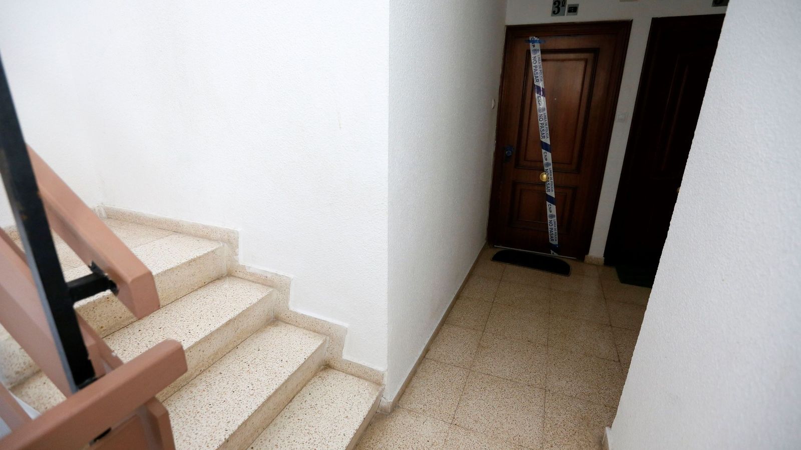 Foto: El rellano de la vivienda donde el autor de la llamada al 112 mató a su hermano y a sus padres. (EFE)