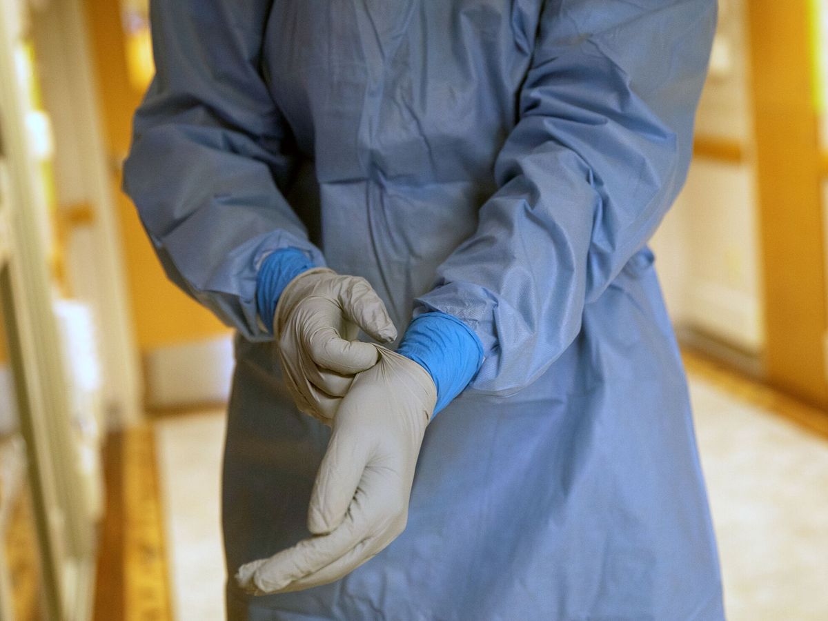Foto: Un enfermero se prepara para atender a un enfermo de covid-19. (Reuters) 