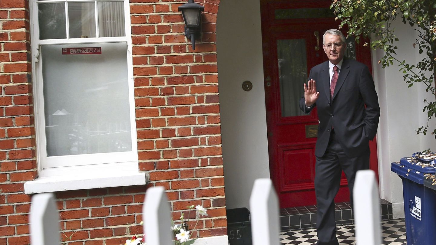 Hilary Benn en la puerta de su casa de Londres. (Reuters)