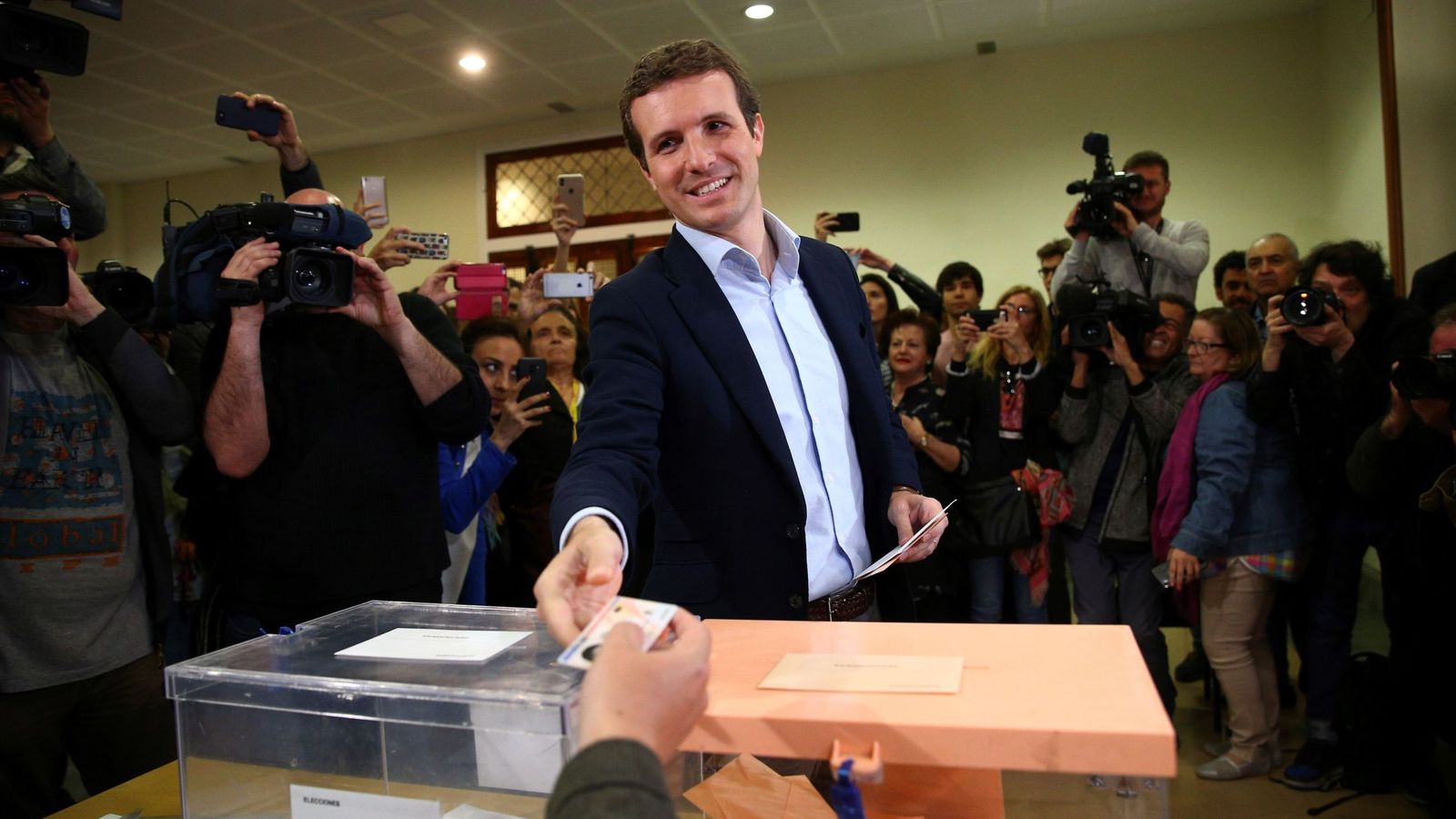Foto: El candidato del PP a la presidencia del Gobierno, Pablo Casado, ejerce su derecho al voto. (EFE)