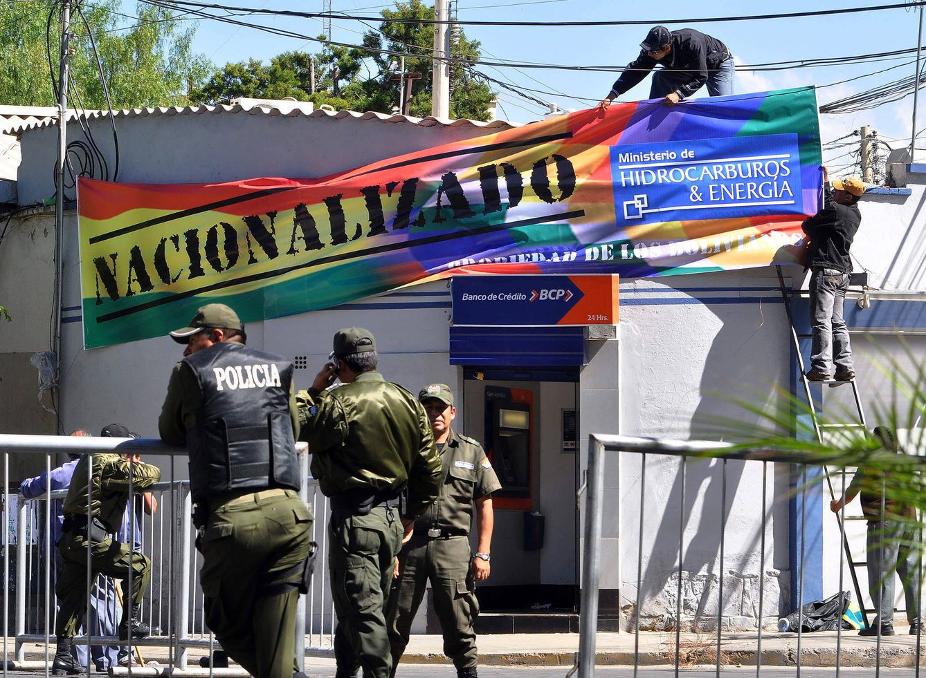 Policías resguardan las instalaciones de la nacionalizada Empresa de Luz y Fuerza de Cochabamba.